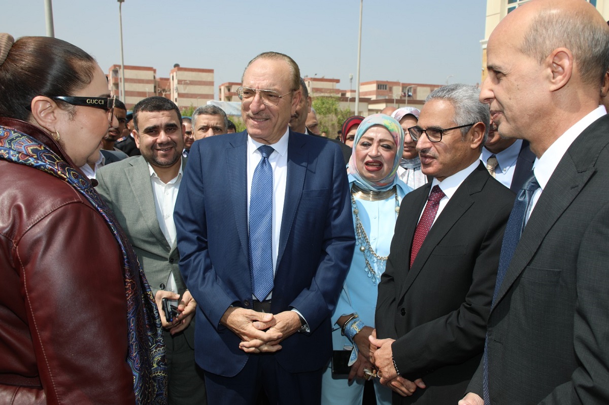 تفاعل لافت بين المحافظ وطلاب ملتقى توظيف الجامعة الأهلية